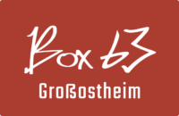 Weißer handgeschriebener Text Box 63 und gedruckter Text Großostheim auf rotem Hintergrund.