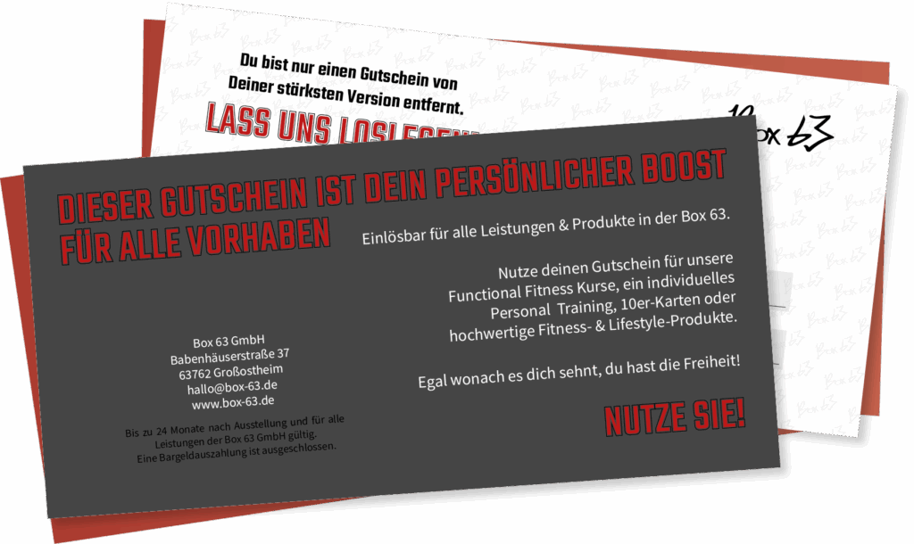 Eine dunkelgraue und rote deutschsprachige Geschenkkarte für die Box 63 GmbH mit einem fettgedruckten Text über Angebote für einlösbare Fitnessdienstleistungen und -produkte. Eine weitere ähnliche Karte ist teilweise darunter zu sehen.